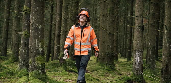 Ulrika Ekstedt försöker lära sig så mycket som möjligt om den praktiska skötseln av skogen. Foto: Fredrik Bankler