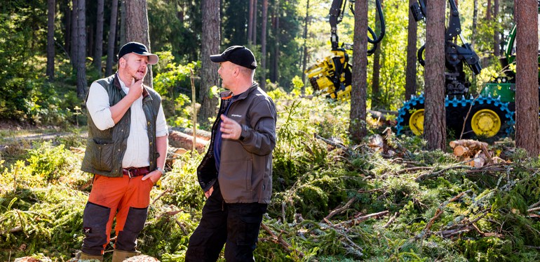Johan Asp, skogsförvaltare i Linköping, tillsammans med en lokal entreprenör. Foto: Thomas Adolfsén
